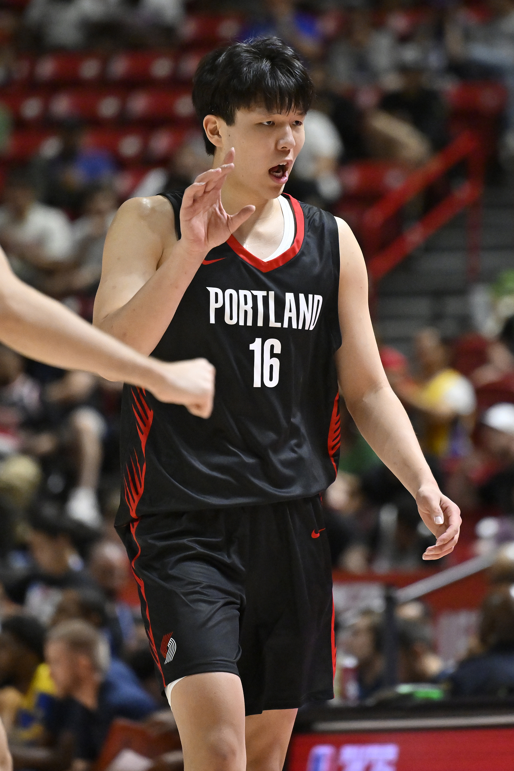 开云官网-开拓者队记：能与这么多中国媒体人交流真的很棒，看到他们玩得开心很有意思