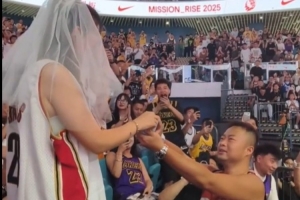 开云-甜蜜暴击！詹姆斯中国行现场惊现球迷求婚