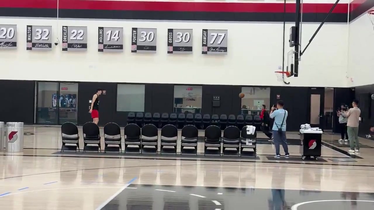 💪继续升级！杨瀚森在今天训练后加练了三分 手感相当不错