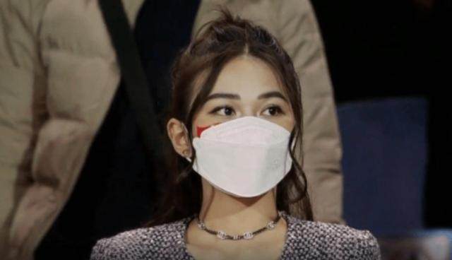 开云官网-越南女球迷图鉴②越南小姐新年红包庆祝越南赢国足